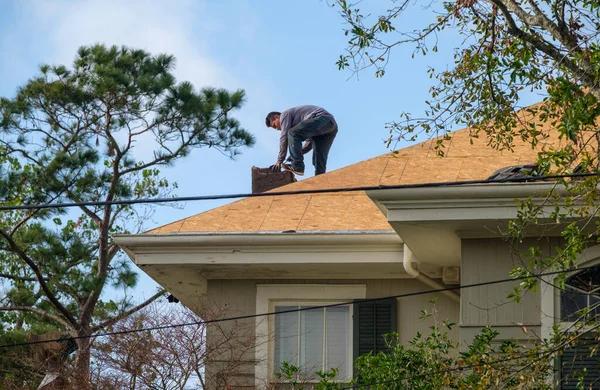 Top Benefits of Hiring Experts for tree on roof removal